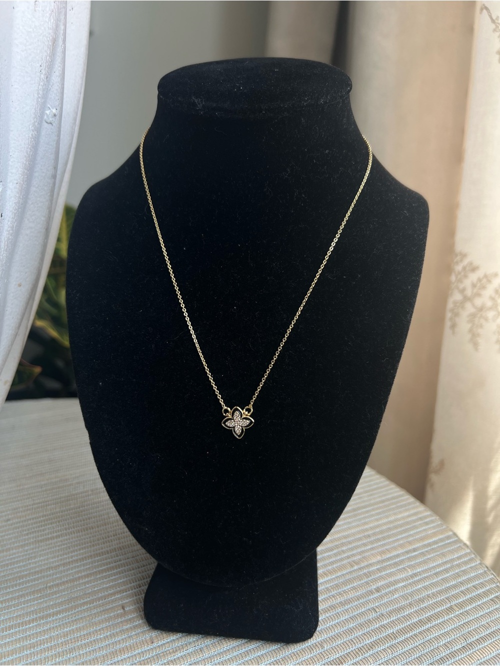 🩷- black and Gold Clover Pendant Necklace with pavé center